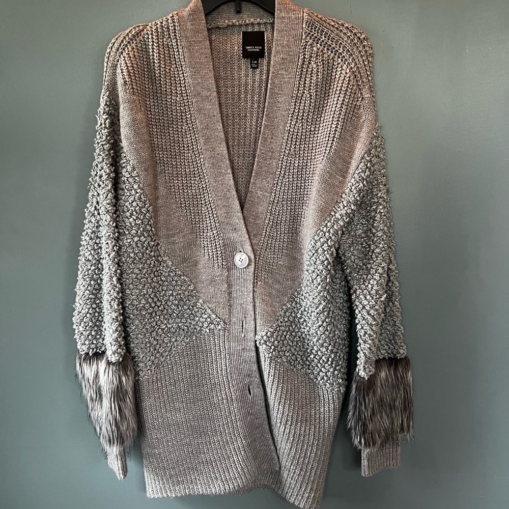 🧶 Vera Wang Women’s gray knits sweater, button down, unique fur cuffs,small